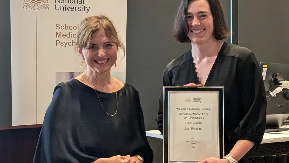 Jana Pretorius received the Damian McMahon Clinical Skills Prize from Dr Michelle Barrett