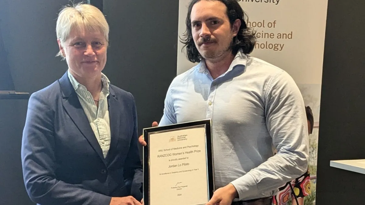 Jordon Lo Pilato received the RANZCOG Women's Health Prize from Professor Imogen Mitchell