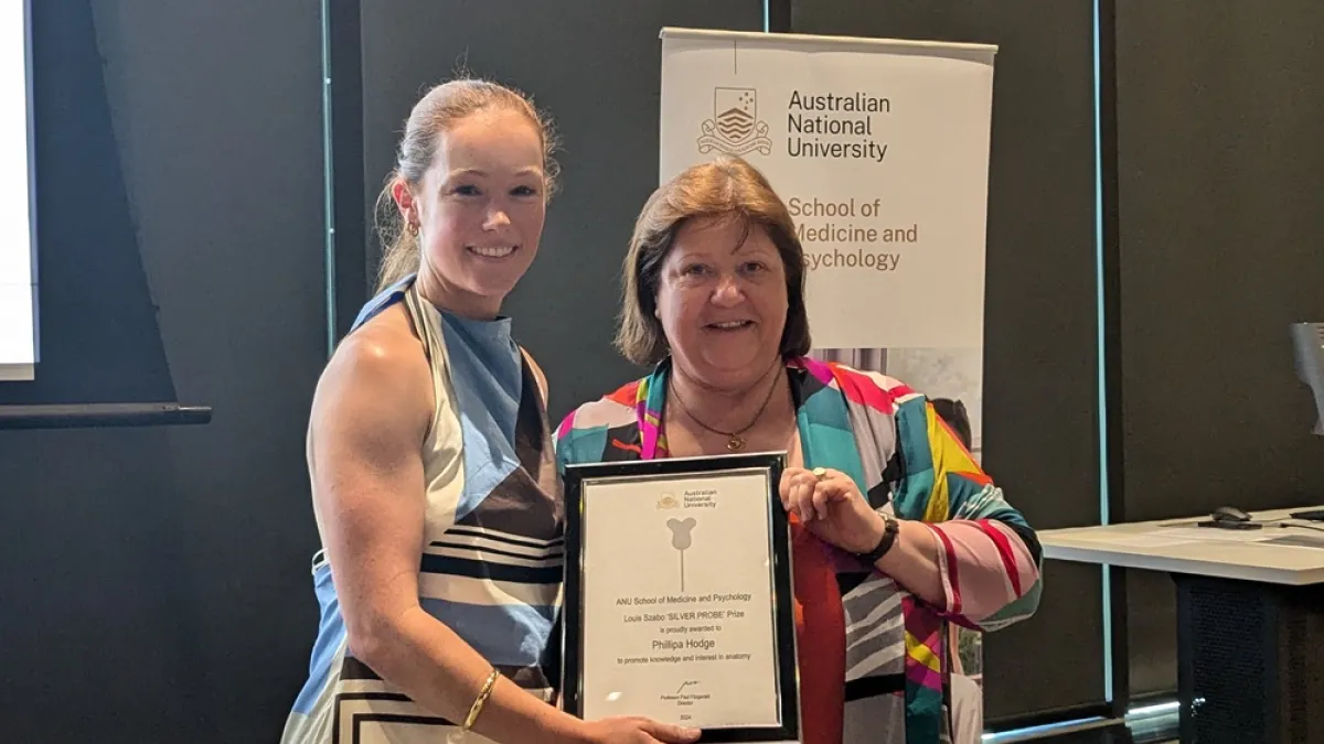 Pip Hodge receives the Louis Szabo Silver Probe Prize from A/Professor Krisztina Valter