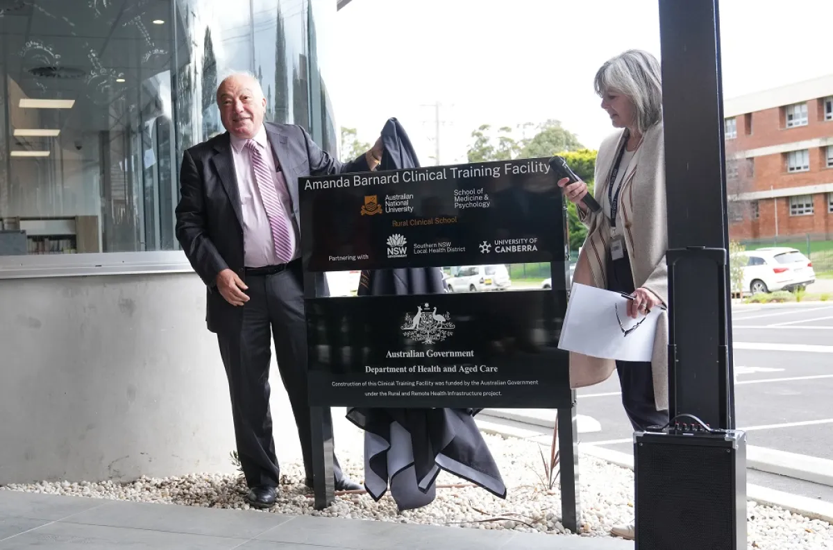 Dr Mike Freelander, MP and Professor Sally Hall-Dykgraaf, Head, Rural Clinical School, officially open the builidng